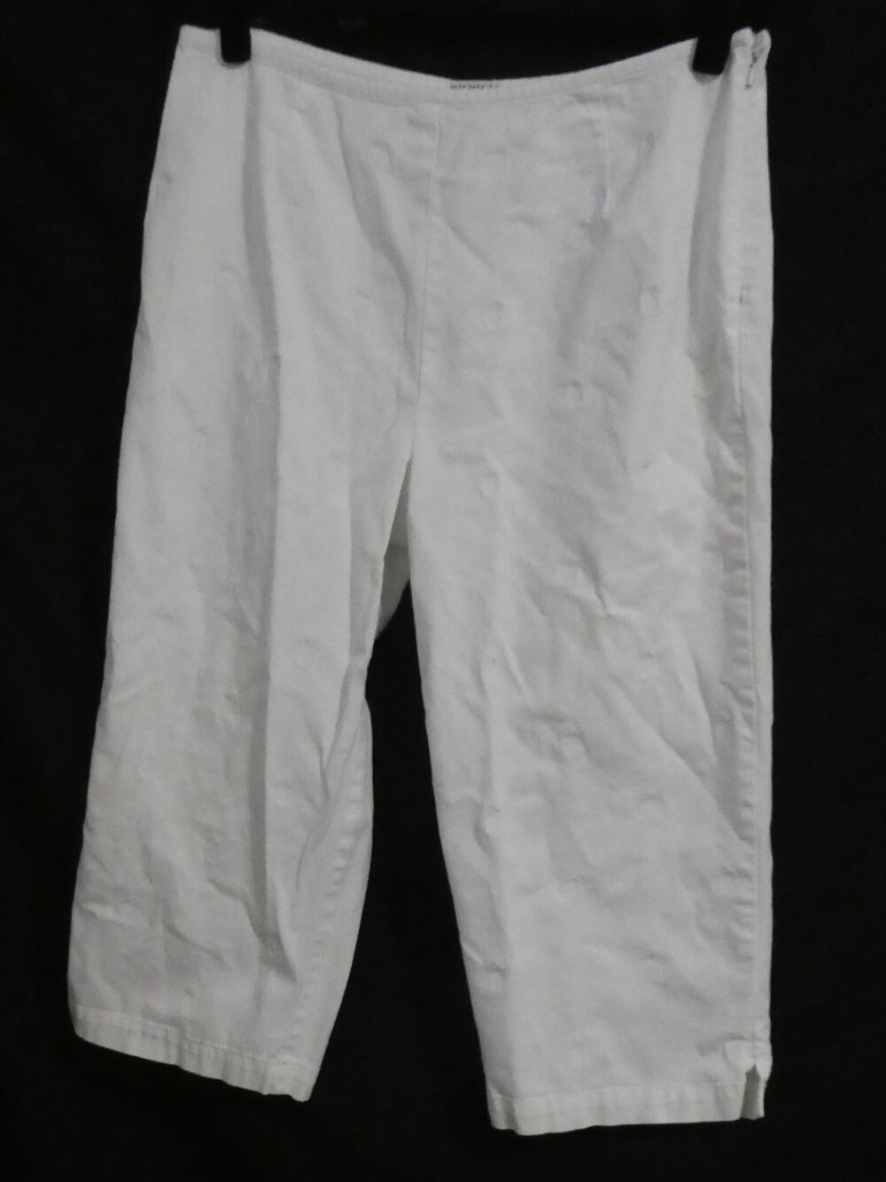TABI Stretch White Stretch Crop Capri Pants Embroidered Pineapple Design Size 14
